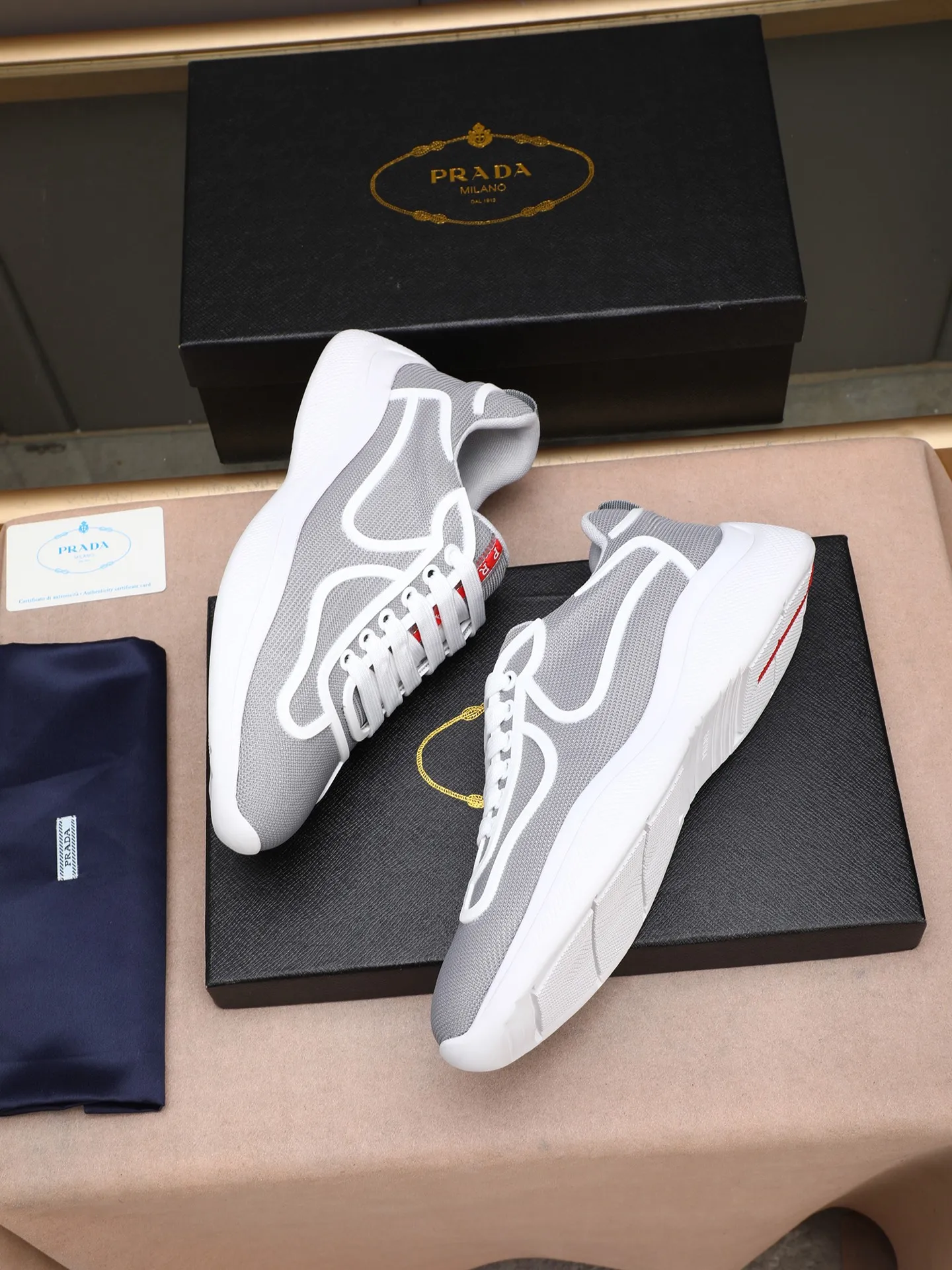 Men's shoes 💰400 PRADA/Prada men's lace-up casual sports shoes, the upper is made of imported rubber and breathable mesh. It is soft, comfortable and breathable. The tongue is decorated with the PRADA brand letter logo. The thick rubber sole echoes the red label tongue. The style is fashionable and elegant. The details are carefully crafted. A casual sports shoe with a super western style and excellent breathability!  Size: 38-44 (45 46 customized)